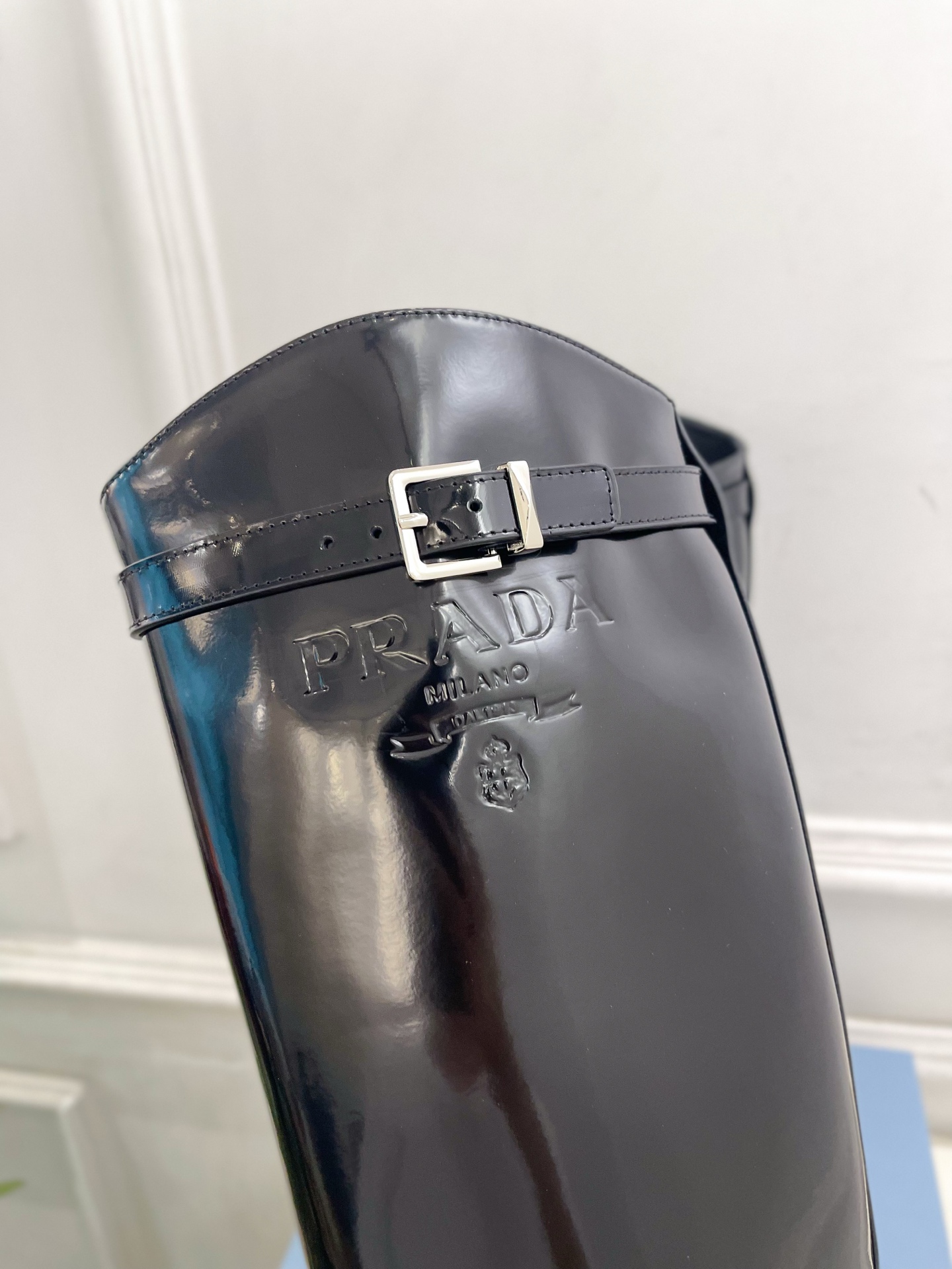PRADA 普拉达  26𝐬𝐬  🌈2026秋冬新品 专柜走秀款 经典字母皮带扣粗跟长筒骑士靴 系列〰 ◽鞋面：原版高定