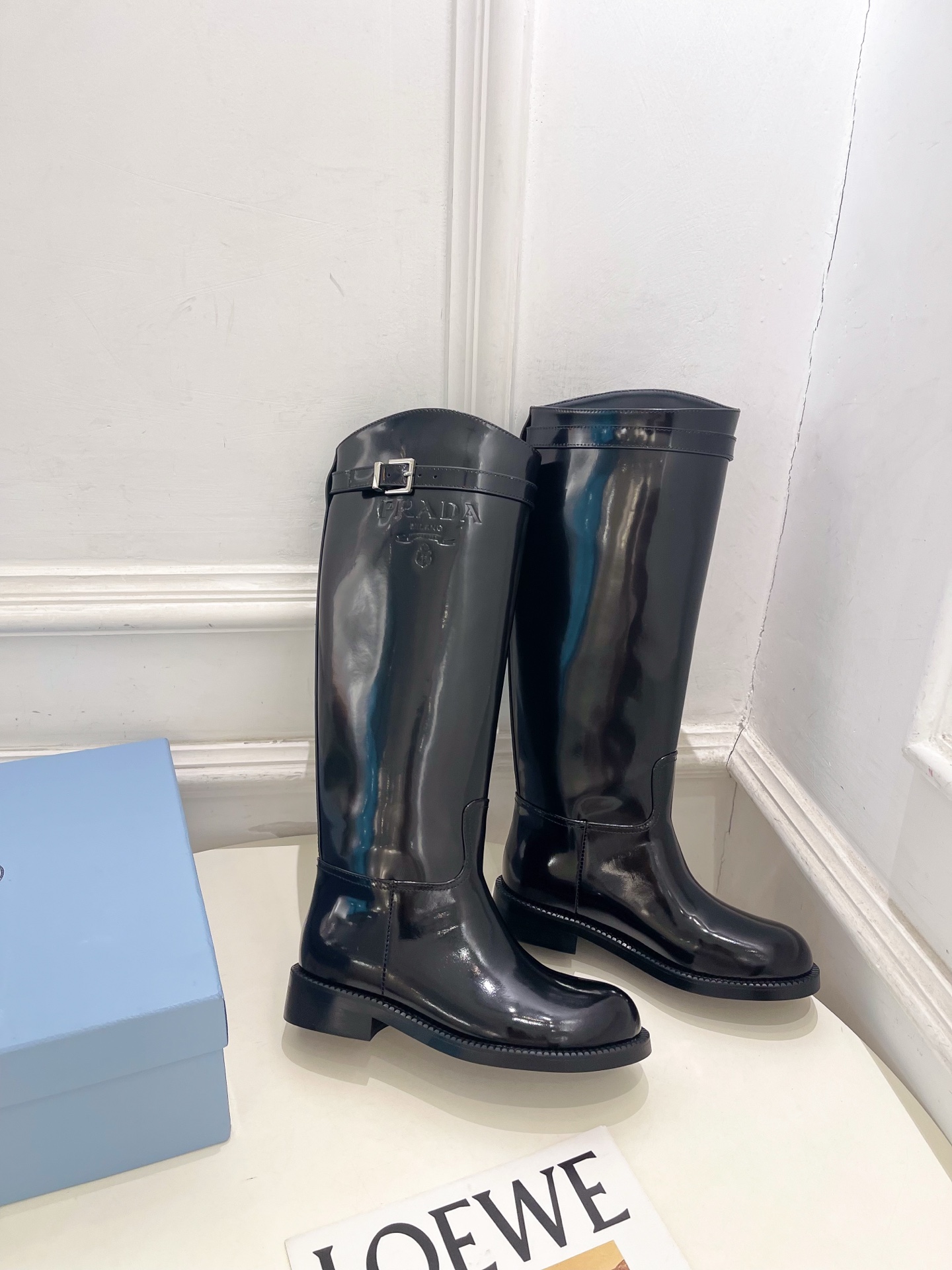 PRADA 普拉达  26𝐬𝐬  🌈2026秋冬新品 专柜走秀款 经典字母皮带扣粗跟长筒骑士靴 系列〰 ◽鞋面：原版高定