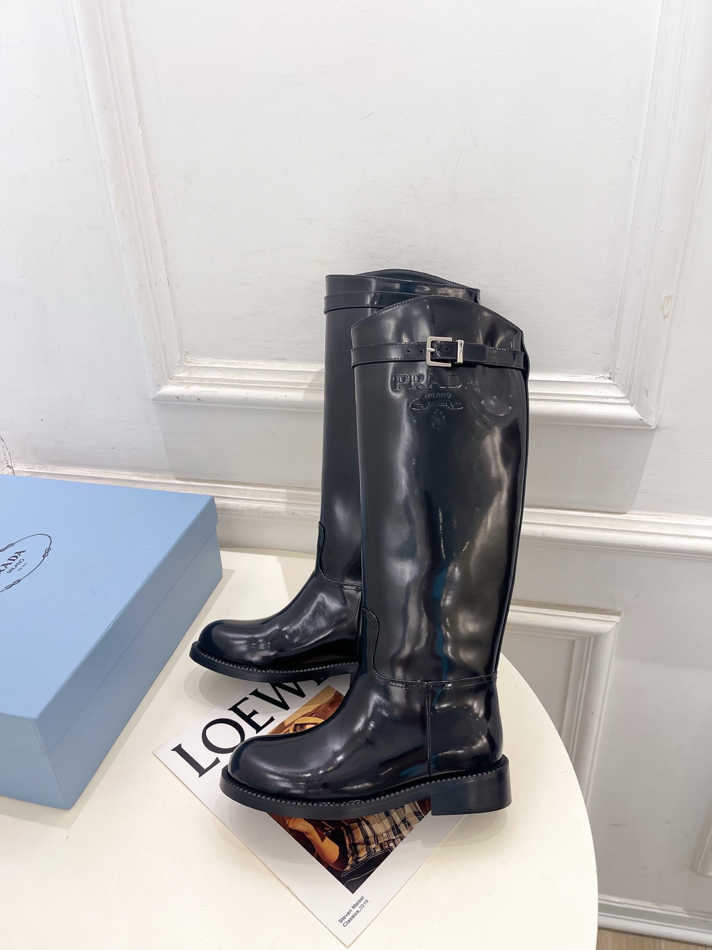 PRADA 普拉达  26𝐬𝐬  🌈2026秋冬新品 专柜走秀款 经典字母皮带扣粗跟长筒骑士靴 系列〰 ◽鞋面：原版高定