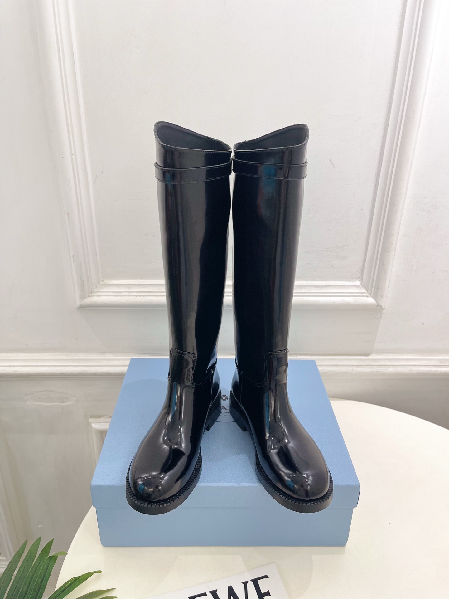 PRADA 普拉达  26𝐬𝐬  🌈2026秋冬新品 专柜走秀款 经典字母皮带扣粗跟长筒骑士靴 系列〰 ◽鞋面：原版高定