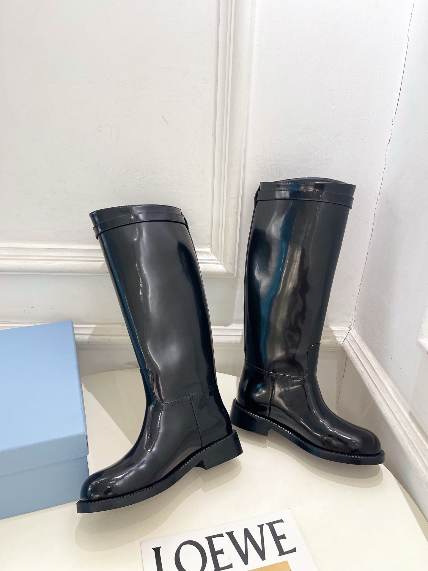 PRADA 普拉达  26𝐬𝐬  🌈2026秋冬新品 专柜走秀款 经典字母皮带扣粗跟长筒骑士靴 系列〰 ◽鞋面：原版高定