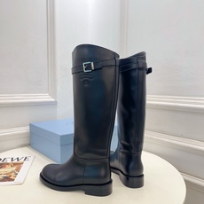 PRADA 普拉达 26𝐬𝐬 🌈2026秋冬新品 专柜走秀款 经典字母皮带扣粗跟长筒骑士靴 系列〰 ◽鞋面:原版高定 PRADA 普拉达 26𝐬𝐬 🌈2026秋冬新品 专柜走秀款 经典字母皮带扣粗跟长筒骑士靴 系列〰 ◽鞋面:原版高定