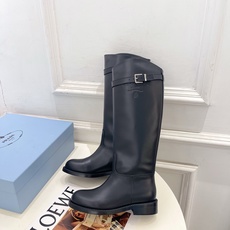 PRADA 普拉达 26𝐬𝐬 🌈2026秋冬新品 专柜走秀款 经典字母皮带扣粗跟长筒骑士靴 系列〰 ◽鞋面:原版高定 PRADA 普拉达 26𝐬𝐬 🌈2026秋冬新品 专柜走秀款 经典字母皮带扣粗跟长筒骑士靴 系列〰 ◽鞋面:原版高定