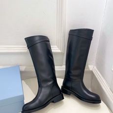 PRADA 普拉达 26𝐬𝐬 🌈2026秋冬新品 专柜走秀款 经典字母皮带扣粗跟长筒骑士靴 系列〰 ◽鞋面:原版高定 PRADA 普拉达 26𝐬𝐬 🌈2026秋冬新品 专柜走秀款 经典字母皮带扣粗跟长筒骑士靴 系列〰 ◽鞋面:原版高定