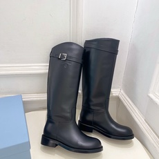 PRADA 普拉达 26𝐬𝐬 🌈2026秋冬新品 专柜走秀款 经典字母皮带扣粗跟长筒骑士靴 系列〰 ◽鞋面:原版高定 PRADA 普拉达 26𝐬𝐬 🌈2026秋冬新品 专柜走秀款 经典字母皮带扣粗跟长筒骑士靴 系列〰 ◽鞋面:原版高定