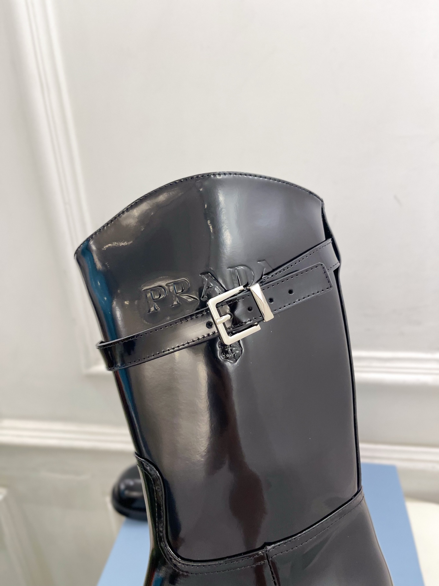 PRADA 普拉达  26𝐬𝐬  🌈2026秋冬新品 专柜走秀款 经典字母皮带扣粗跟长筒骑士靴 系列〰 ◽鞋面：原版高定
