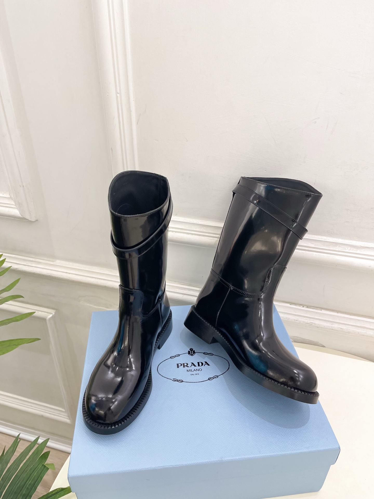 PRADA 普拉达  26𝐬𝐬  🌈2026秋冬新品 专柜走秀款 经典字母皮带扣粗跟长筒骑士靴 系列〰 ◽鞋面：原版高定
