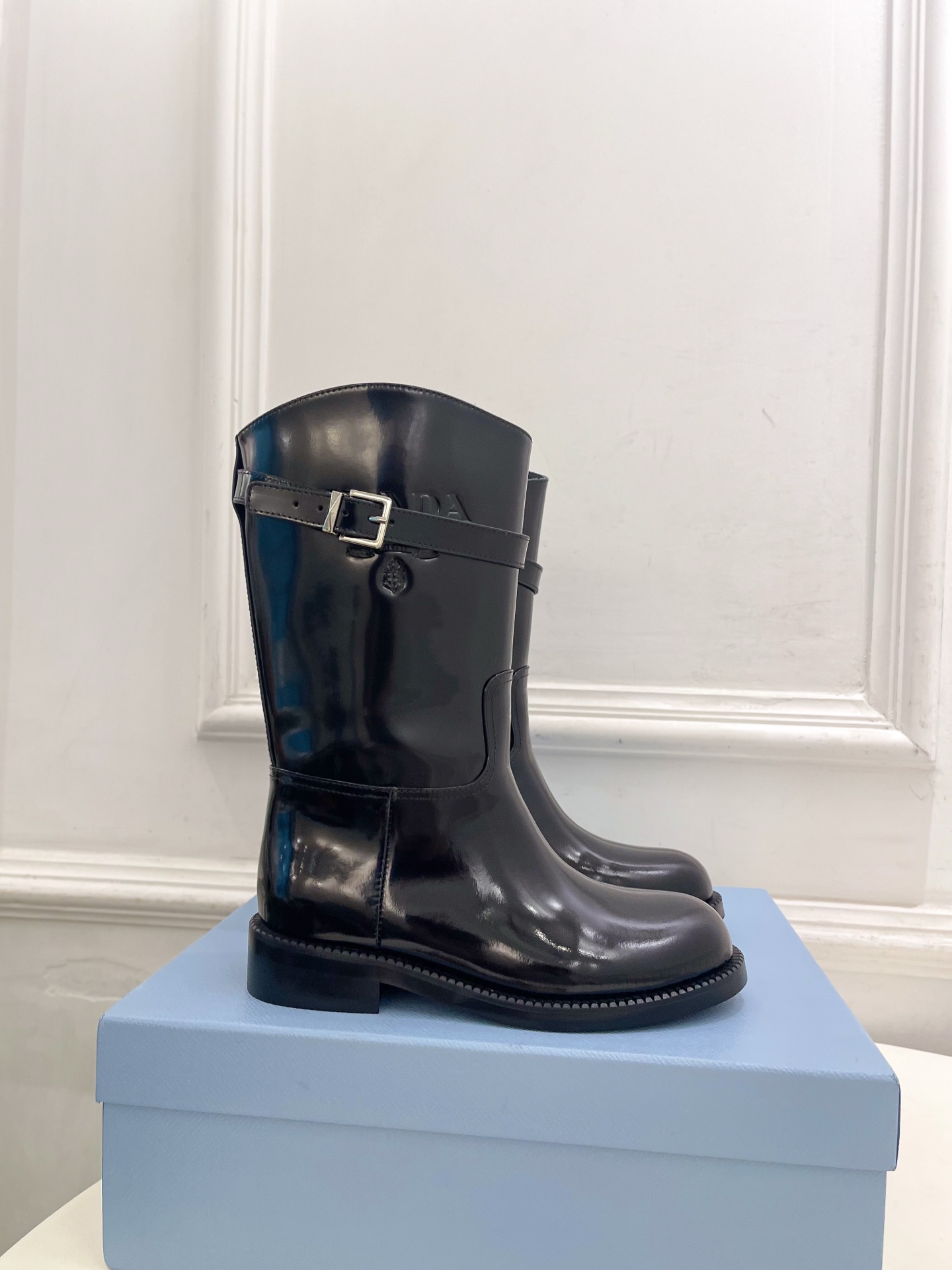PRADA 普拉达  26𝐬𝐬  🌈2026秋冬新品 专柜走秀款 经典字母皮带扣粗跟长筒骑士靴 系列〰 ◽鞋面：原版高定
