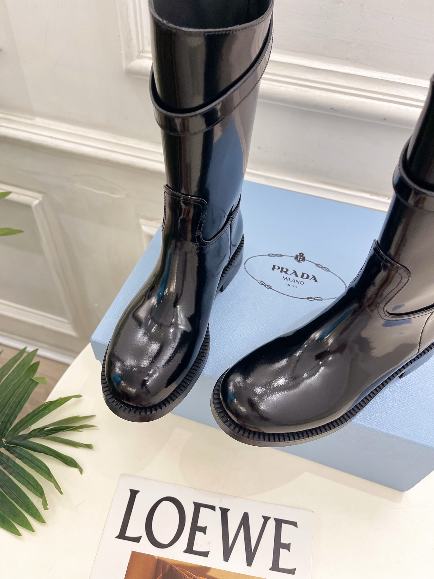 PRADA 普拉达  26𝐬𝐬  🌈2026秋冬新品 专柜走秀款 经典字母皮带扣粗跟长筒骑士靴 系列〰 ◽鞋面：原版高定