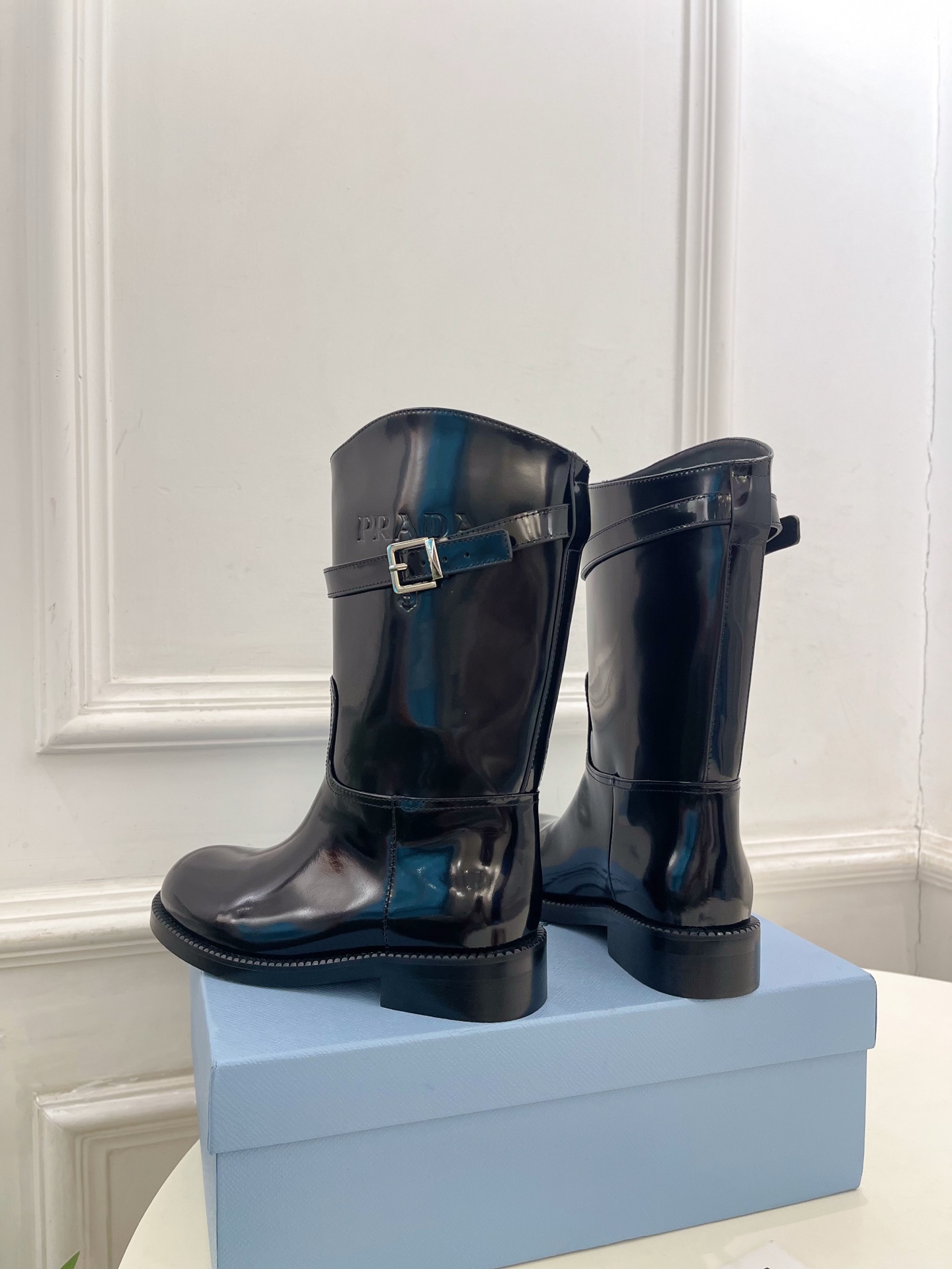 PRADA 普拉达  26𝐬𝐬  🌈2026秋冬新品 专柜走秀款 经典字母皮带扣粗跟长筒骑士靴 系列〰 ◽鞋面：原版高定