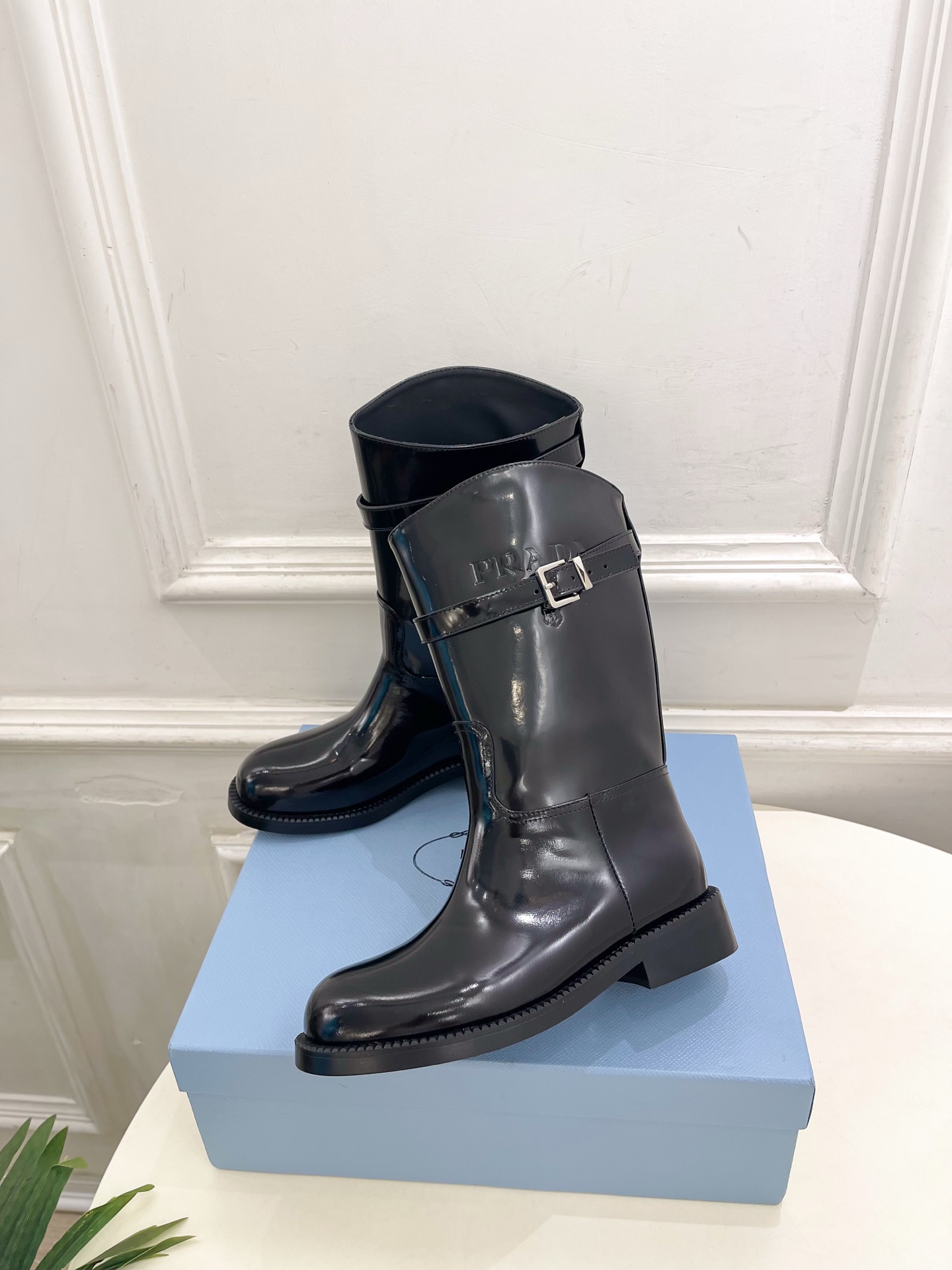 PRADA 普拉达  26𝐬𝐬  🌈2026秋冬新品 专柜走秀款 经典字母皮带扣粗跟长筒骑士靴 系列〰 ◽鞋面：原版高定