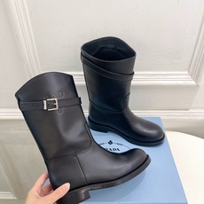 PRADA 普拉达 26𝐬𝐬 🌈2026秋冬新品 专柜走秀款 经典字母皮带扣粗跟长筒骑士靴 系列〰 ◽鞋面:原版高定 PRADA 普拉达 26𝐬𝐬 🌈2026秋冬新品 专柜走秀款 经典字母皮带扣粗跟长筒骑士靴 系列〰 ◽鞋面:原版高定