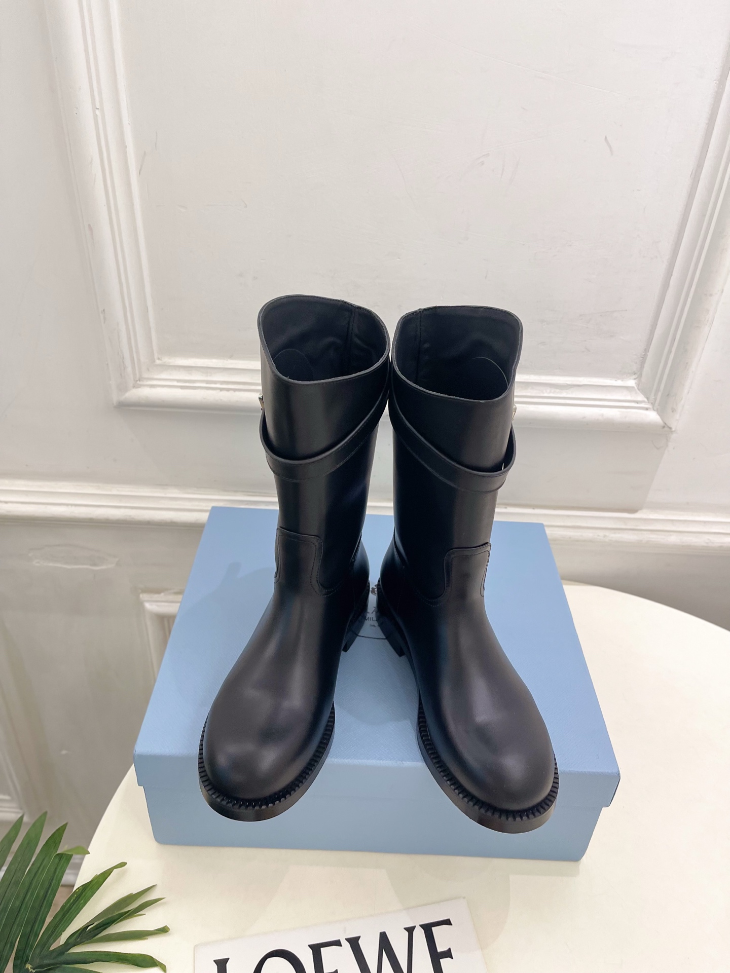 PRADA 普拉达  26𝐬𝐬  🌈2026秋冬新品 专柜走秀款 经典字母皮带扣粗跟长筒骑士靴 系列〰 ◽鞋面：原版高定