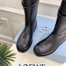 PRADA 普拉达 26𝐬𝐬 🌈2026秋冬新品 专柜走秀款 经典字母皮带扣粗跟长筒骑士靴 系列〰 ◽鞋面:原版高定 PRADA 普拉达 26𝐬𝐬 🌈2026秋冬新品 专柜走秀款 经典字母皮带扣粗跟长筒骑士靴 系列〰 ◽鞋面:原版高定