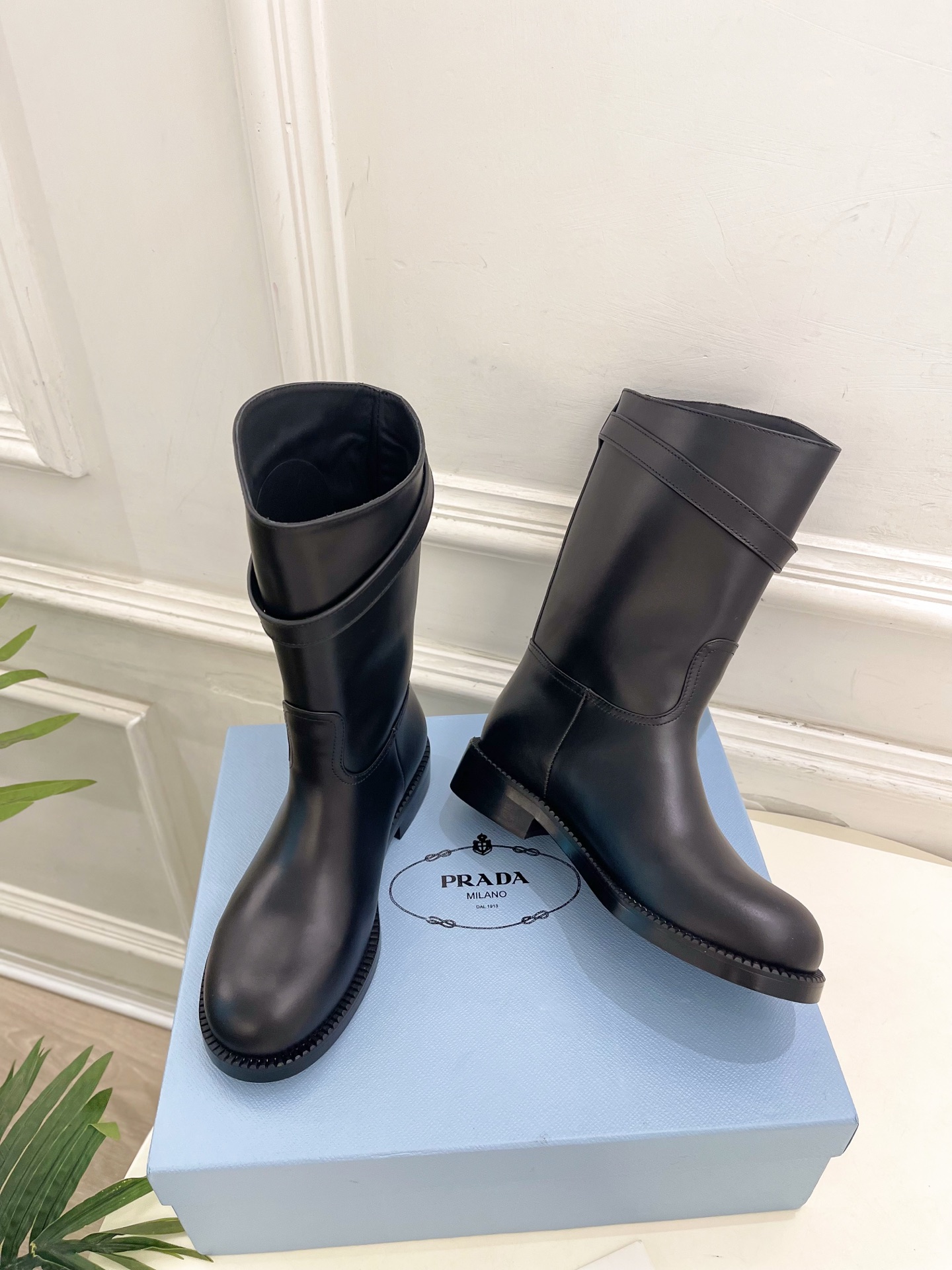 PRADA 普拉达 26𝐬𝐬 🌈2026秋冬新品 专柜走秀款 经典字母皮带扣粗跟长筒骑士靴 系列〰 ◽鞋面:原版高定 PRADA 普拉达 26𝐬𝐬 🌈2026秋冬新品 专柜走秀款 经典字母皮带扣粗跟长筒骑士靴 系列〰 ◽鞋面:原版高定