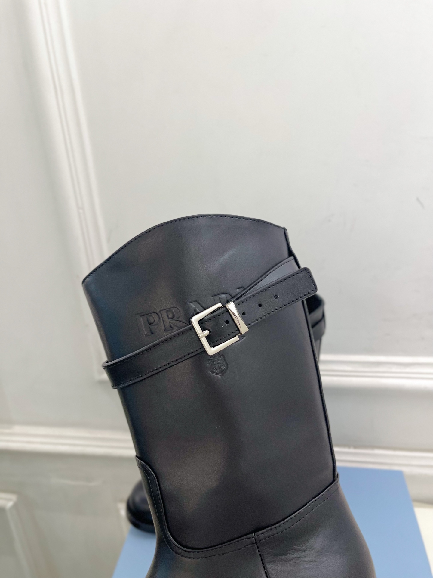 PRADA 普拉达 26𝐬𝐬 🌈2026秋冬新品 专柜走秀款 经典字母皮带扣粗跟长筒骑士靴 系列〰 ◽鞋面:原版高定 PRADA 普拉达 26𝐬𝐬 🌈2026秋冬新品 专柜走秀款 经典字母皮带扣粗跟长筒骑士靴 系列〰 ◽鞋面:原版高定
