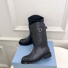 PRADA 普拉达 26𝐬𝐬 🌈2026秋冬新品 专柜走秀款 经典字母皮带扣粗跟长筒骑士靴 系列〰 ◽鞋面:原版高定 PRADA 普拉达 26𝐬𝐬 🌈2026秋冬新品 专柜走秀款 经典字母皮带扣粗跟长筒骑士靴 系列〰 ◽鞋面:原版高定