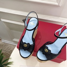 Valentino 华伦天奴 26𝐬𝐬 2026ss新品 VT爱心扣细带坡跟厚底凉鞋 上新☑️ ———————————— Valentino 华伦天奴 26𝐬𝐬 2026ss新品 VT爱心扣细带坡跟厚底凉鞋 上新☑️ ————————————