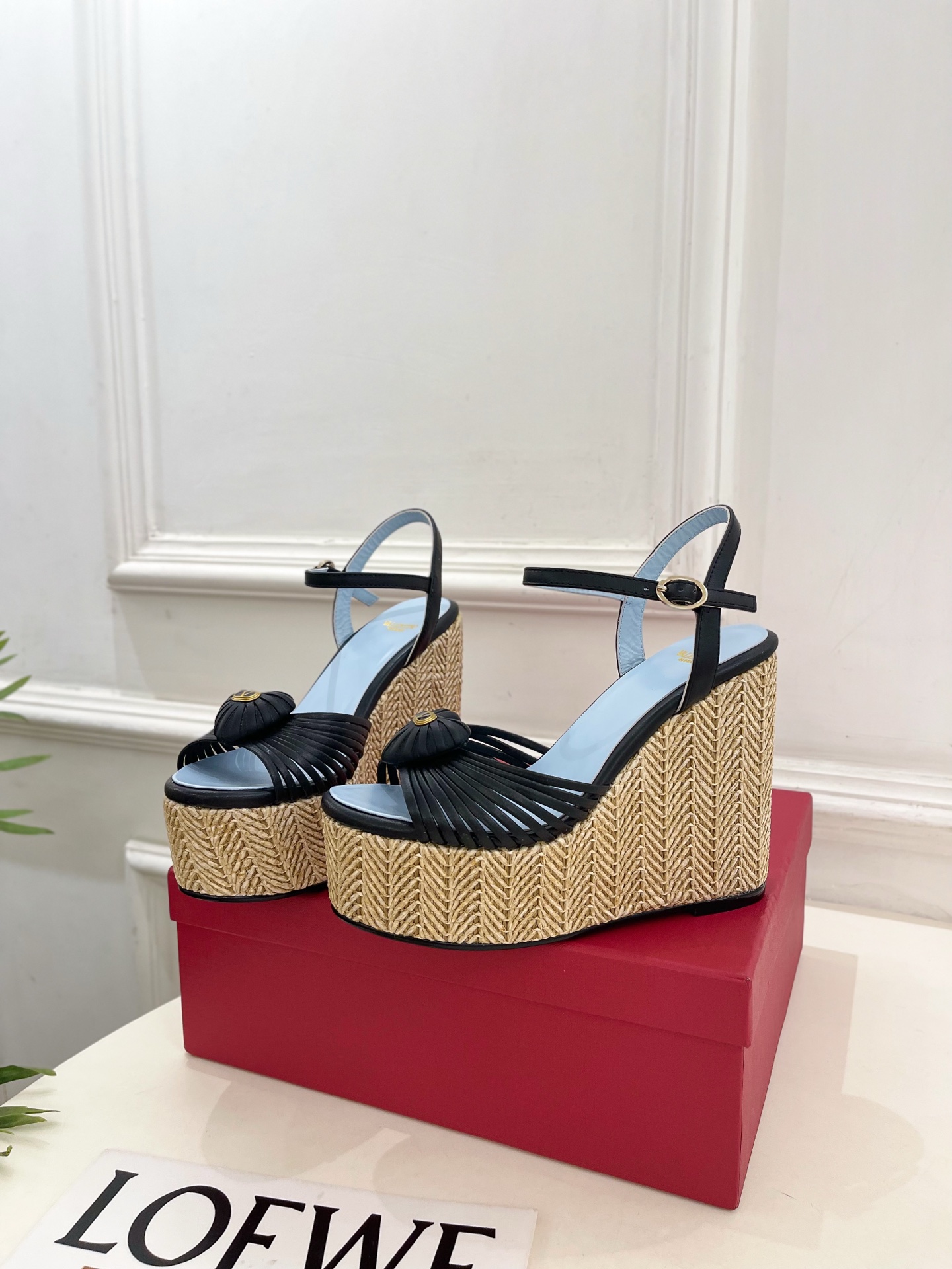 Valentino 华伦天奴 26𝐬𝐬 2026ss新品 VT爱心扣细带坡跟厚底凉鞋 上新☑️ ———————————— Valentino 华伦天奴 26𝐬𝐬 2026ss新品 VT爱心扣细带坡跟厚底凉鞋 上新☑️ ————————————