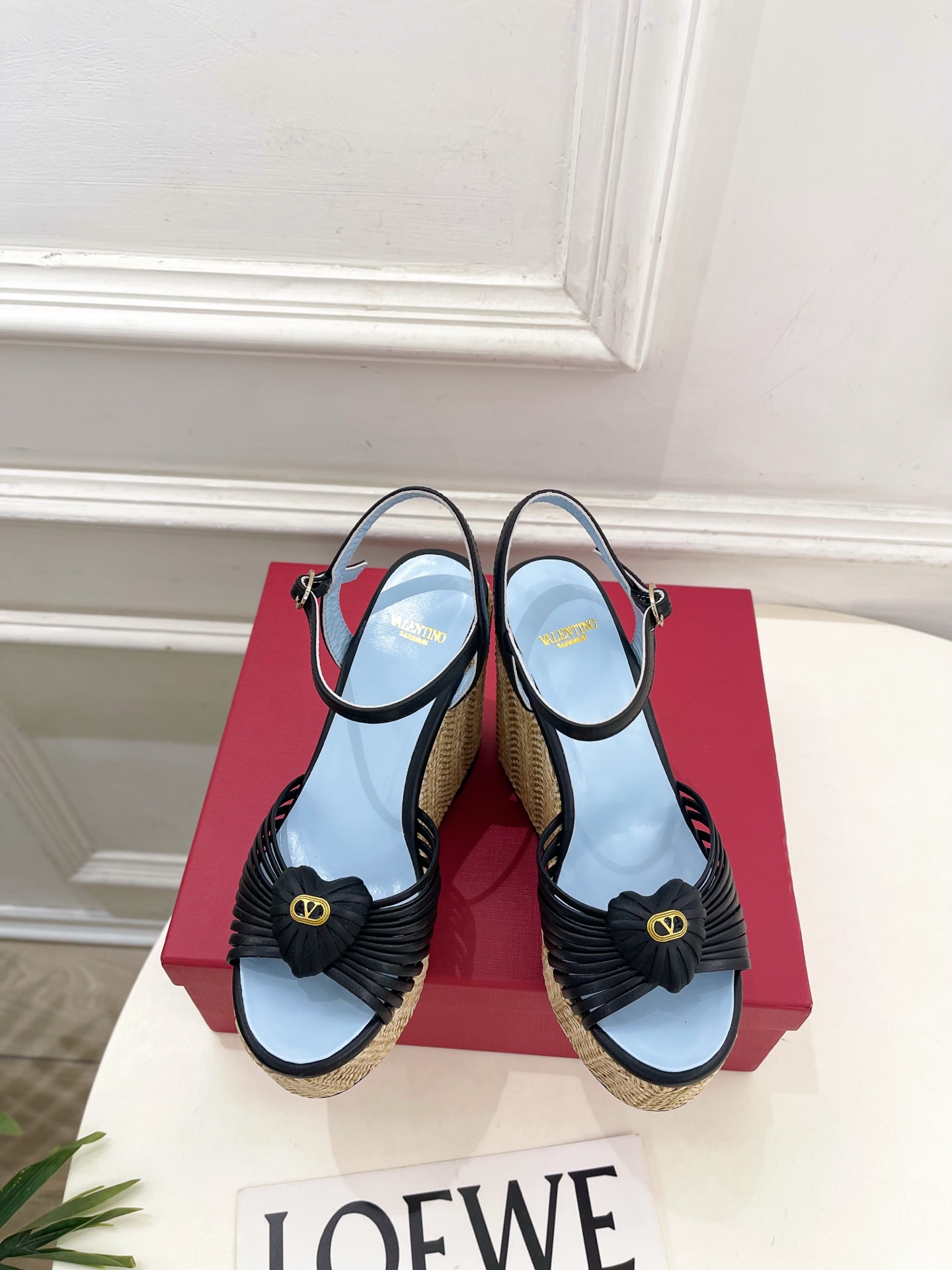 Valentino 华伦天奴 26𝐬𝐬 2026ss新品 VT爱心扣细带坡跟厚底凉鞋 上新☑️ ———————————— Valentino 华伦天奴 26𝐬𝐬 2026ss新品 VT爱心扣细带坡跟厚底凉鞋 上新☑️ ————————————