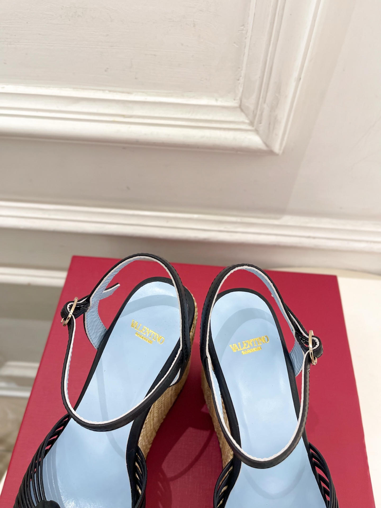 Valentino 华伦天奴 26𝐬𝐬 2026ss新品 VT爱心扣细带坡跟厚底凉鞋 上新☑️ ———————————— Valentino 华伦天奴 26𝐬𝐬 2026ss新品 VT爱心扣细带坡跟厚底凉鞋 上新☑️ ————————————