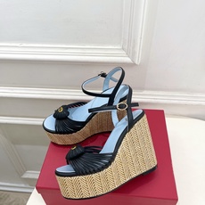 Valentino 华伦天奴 26𝐬𝐬 2026ss新品 VT爱心扣细带坡跟厚底凉鞋 上新☑️ ———————————— Valentino 华伦天奴 26𝐬𝐬 2026ss新品 VT爱心扣细带坡跟厚底凉鞋 上新☑️ ————————————