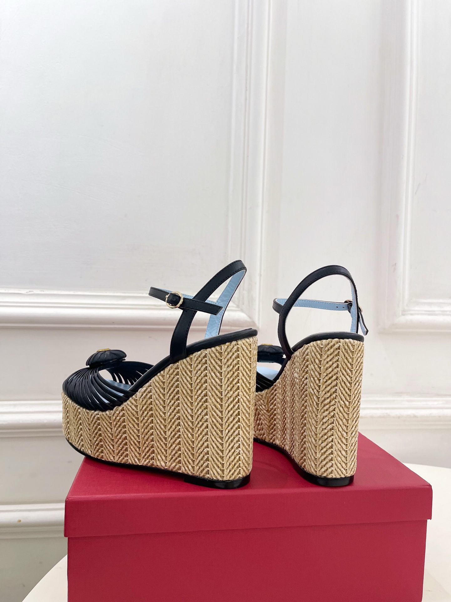 Valentino 华伦天奴 26𝐬𝐬 2026ss新品 VT爱心扣细带坡跟厚底凉鞋 上新☑️ ———————————— Valentino 华伦天奴 26𝐬𝐬 2026ss新品 VT爱心扣细带坡跟厚底凉鞋 上新☑️ ————————————