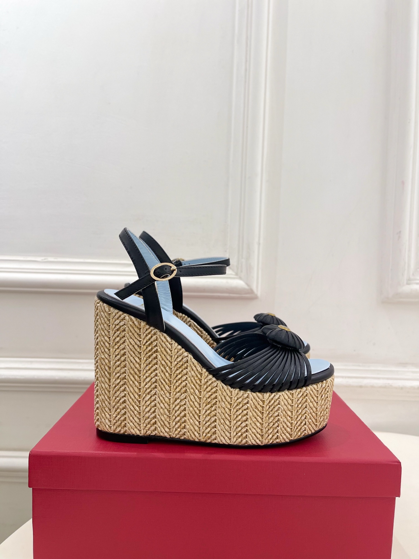 Valentino 华伦天奴 26𝐬𝐬 2026ss新品 VT爱心扣细带坡跟厚底凉鞋 上新☑️ ———————————— Valentino 华伦天奴 26𝐬𝐬 2026ss新品 VT爱心扣细带坡跟厚底凉鞋 上新☑️ ————————————