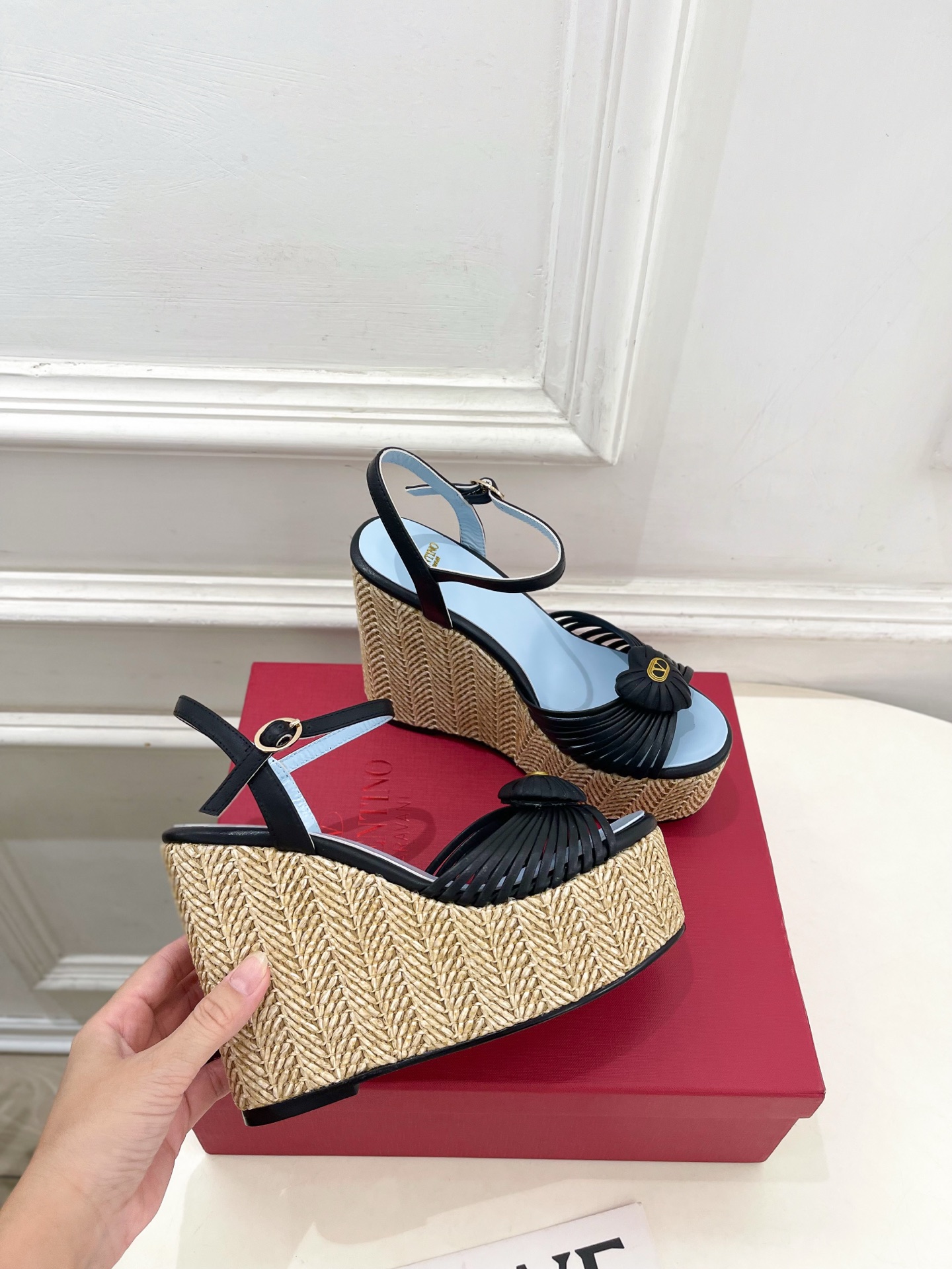 Valentino 华伦天奴 26𝐬𝐬 2026ss新品 VT爱心扣细带坡跟厚底凉鞋 上新☑️ ———————————— Valentino 华伦天奴 26𝐬𝐬 2026ss新品 VT爱心扣细带坡跟厚底凉鞋 上新☑️ ————————————