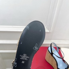 Valentino 华伦天奴 26𝐬𝐬 2026ss新品 VT爱心扣细带坡跟厚底凉鞋 上新☑️ ———————————— Valentino 华伦天奴 26𝐬𝐬 2026ss新品 VT爱心扣细带坡跟厚底凉鞋 上新☑️ ————————————