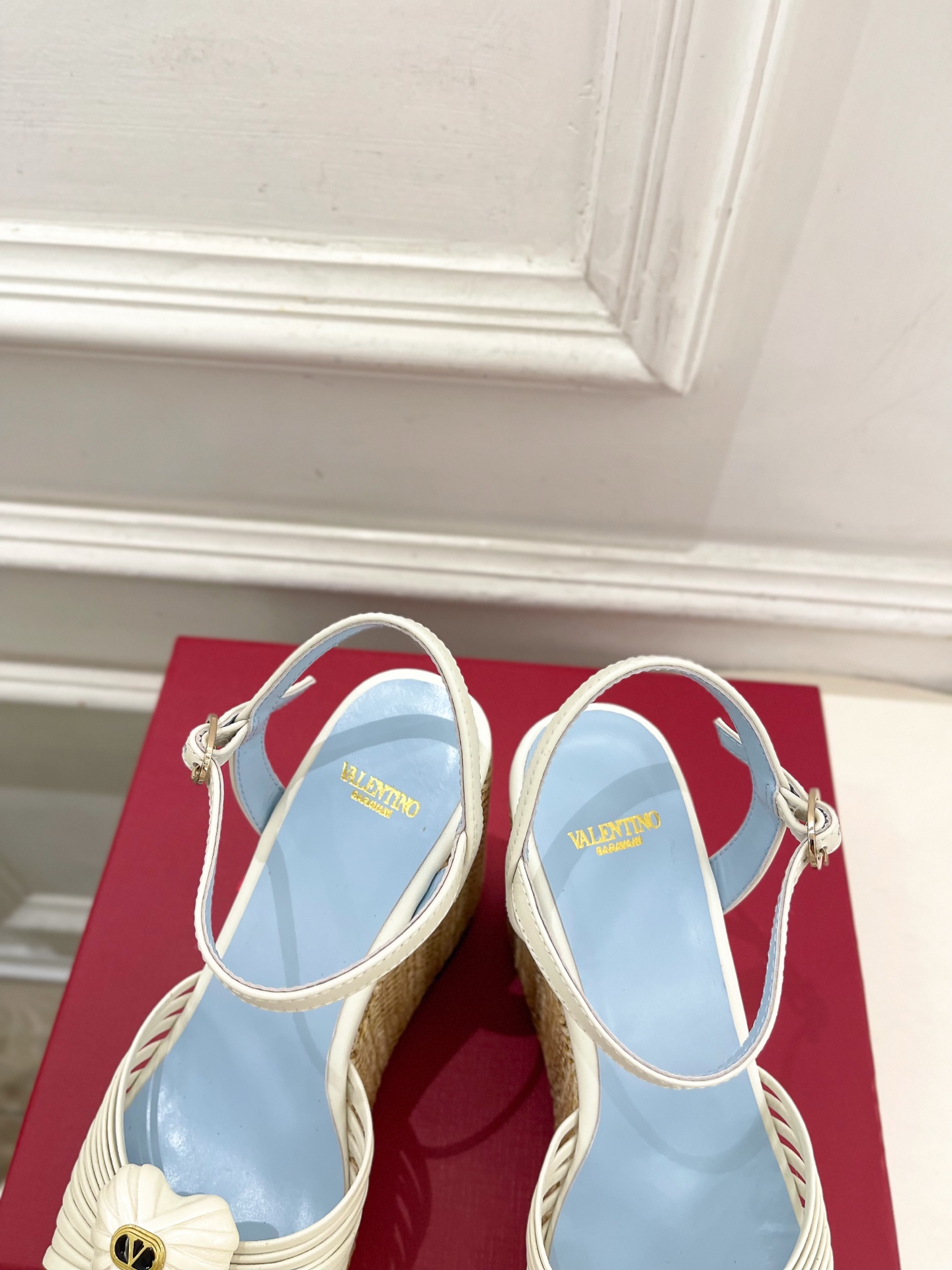 Valentino 华伦天奴 26𝐬𝐬 2026ss新品 VT爱心扣细带坡跟厚底凉鞋 上新☑️ ———————————— Valentino 华伦天奴 26𝐬𝐬 2026ss新品 VT爱心扣细带坡跟厚底凉鞋 上新☑️ ————————————