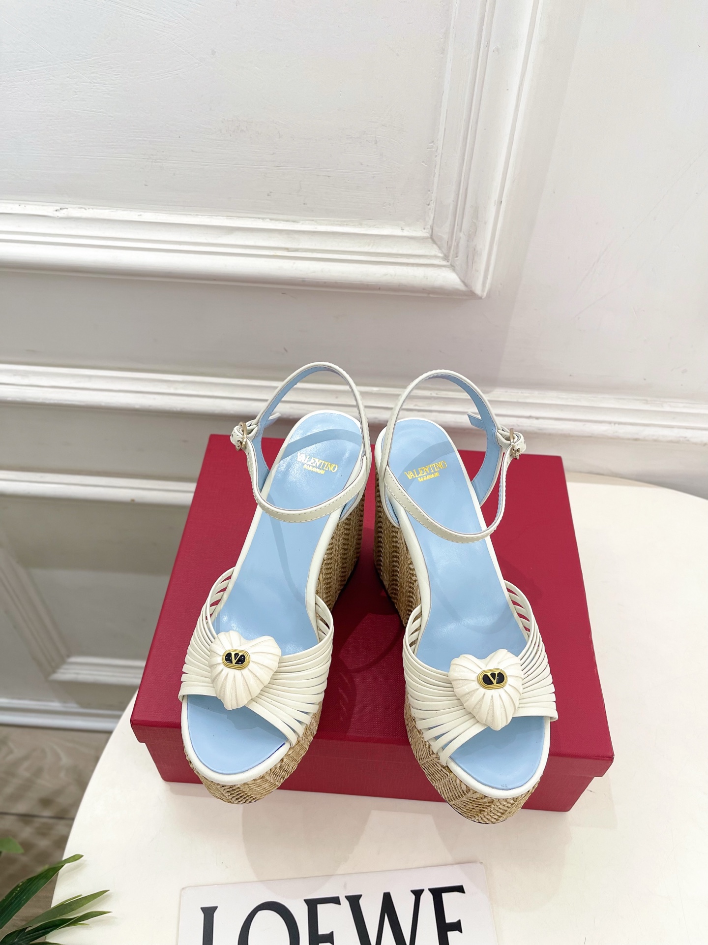 Valentino 华伦天奴 26𝐬𝐬 2026ss新品 VT爱心扣细带坡跟厚底凉鞋 上新☑️ ———————————— Valentino 华伦天奴 26𝐬𝐬 2026ss新品 VT爱心扣细带坡跟厚底凉鞋 上新☑️ ————————————