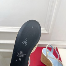 Valentino 华伦天奴 26𝐬𝐬 2026ss新品 VT爱心扣细带坡跟厚底凉鞋 上新☑️ ———————————— Valentino 华伦天奴 26𝐬𝐬 2026ss新品 VT爱心扣细带坡跟厚底凉鞋 上新☑️ ————————————