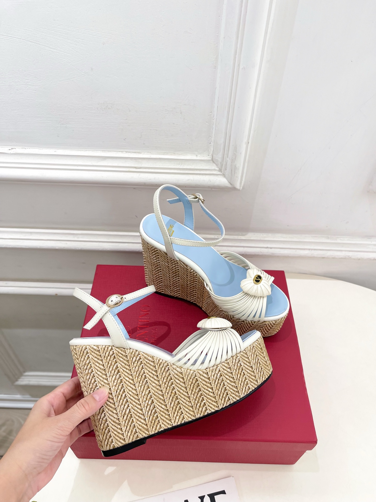 Valentino 华伦天奴 26𝐬𝐬 2026ss新品 VT爱心扣细带坡跟厚底凉鞋 上新☑️ ———————————— Valentino 华伦天奴 26𝐬𝐬 2026ss新品 VT爱心扣细带坡跟厚底凉鞋 上新☑️ ————————————
