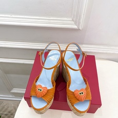 Valentino 华伦天奴 26𝐬𝐬 2026ss新品 VT爱心扣细带坡跟厚底凉鞋 上新☑️ ———————————— Valentino 华伦天奴 26𝐬𝐬 2026ss新品 VT爱心扣细带坡跟厚底凉鞋 上新☑️ ————————————