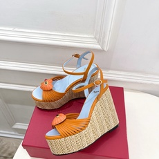 Valentino 华伦天奴 26𝐬𝐬 2026ss新品 VT爱心扣细带坡跟厚底凉鞋 上新☑️ ———————————— Valentino 华伦天奴 26𝐬𝐬 2026ss新品 VT爱心扣细带坡跟厚底凉鞋 上新☑️ ————————————