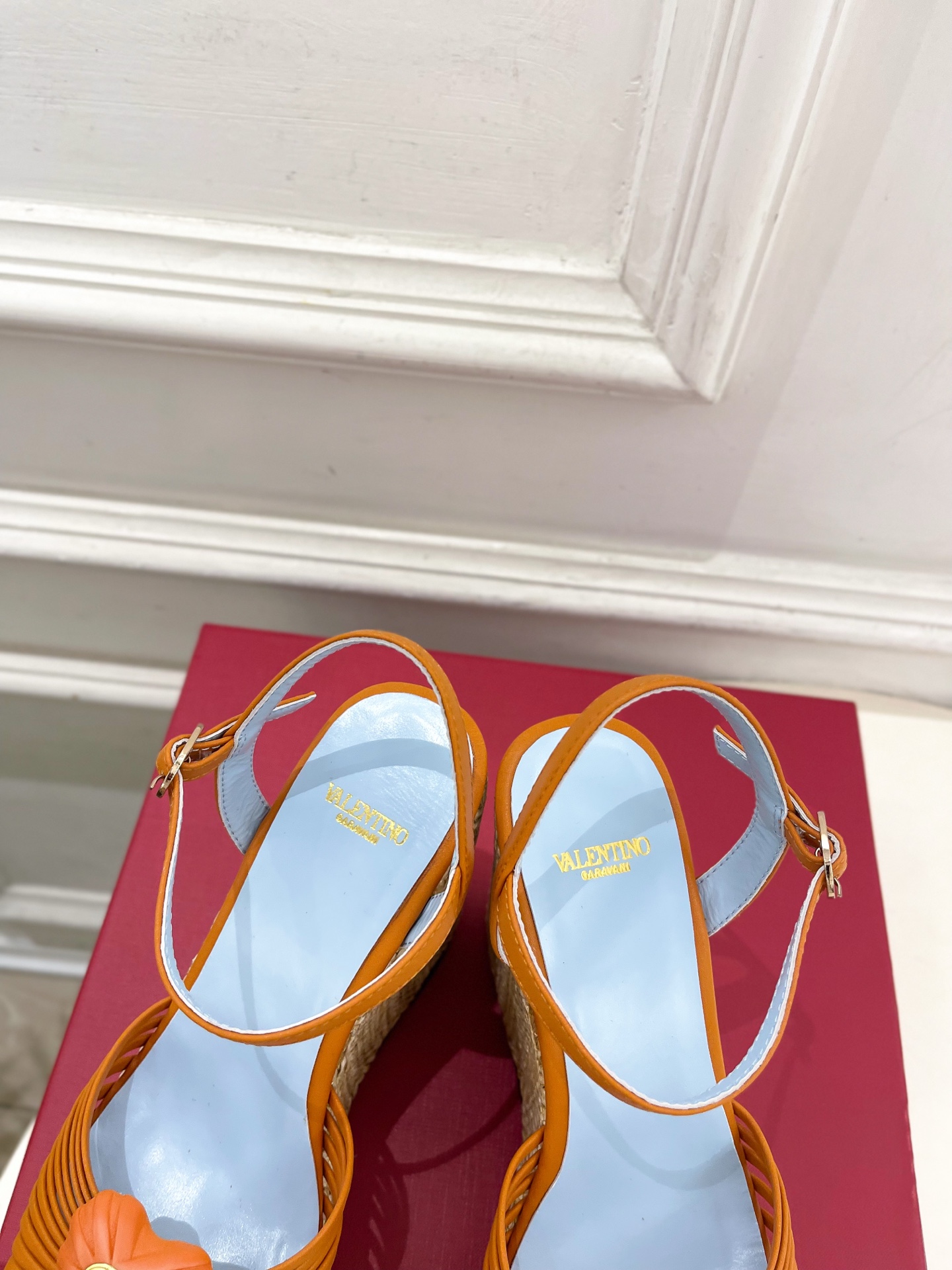 Valentino 华伦天奴 26𝐬𝐬 2026ss新品 VT爱心扣细带坡跟厚底凉鞋 上新☑️ ———————————— Valentino 华伦天奴 26𝐬𝐬 2026ss新品 VT爱心扣细带坡跟厚底凉鞋 上新☑️ ————————————