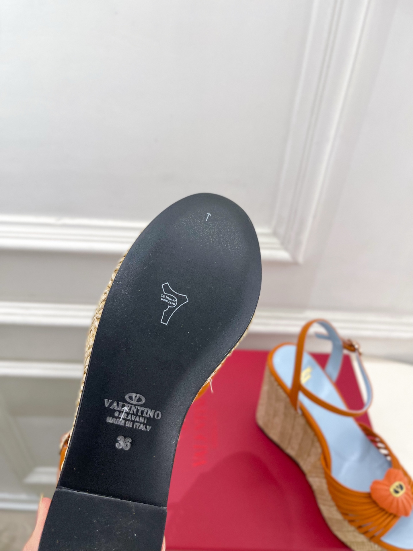 Valentino 华伦天奴 26𝐬𝐬 2026ss新品 VT爱心扣细带坡跟厚底凉鞋 上新☑️ ———————————— Valentino 华伦天奴 26𝐬𝐬 2026ss新品 VT爱心扣细带坡跟厚底凉鞋 上新☑️ ————————————