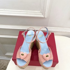 Valentino 华伦天奴 26𝐬𝐬 2026ss新品 VT爱心扣细带坡跟厚底凉鞋 上新☑️ ———————————— Valentino 华伦天奴 26𝐬𝐬 2026ss新品 VT爱心扣细带坡跟厚底凉鞋 上新☑️ ————————————