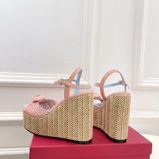 Valentino 华伦天奴 26𝐬𝐬 2026ss新品 VT爱心扣细带坡跟厚底凉鞋 上新☑️ ———————————— Valentino 华伦天奴 26𝐬𝐬 2026ss新品 VT爱心扣细带坡跟厚底凉鞋 上新☑️ ————————————