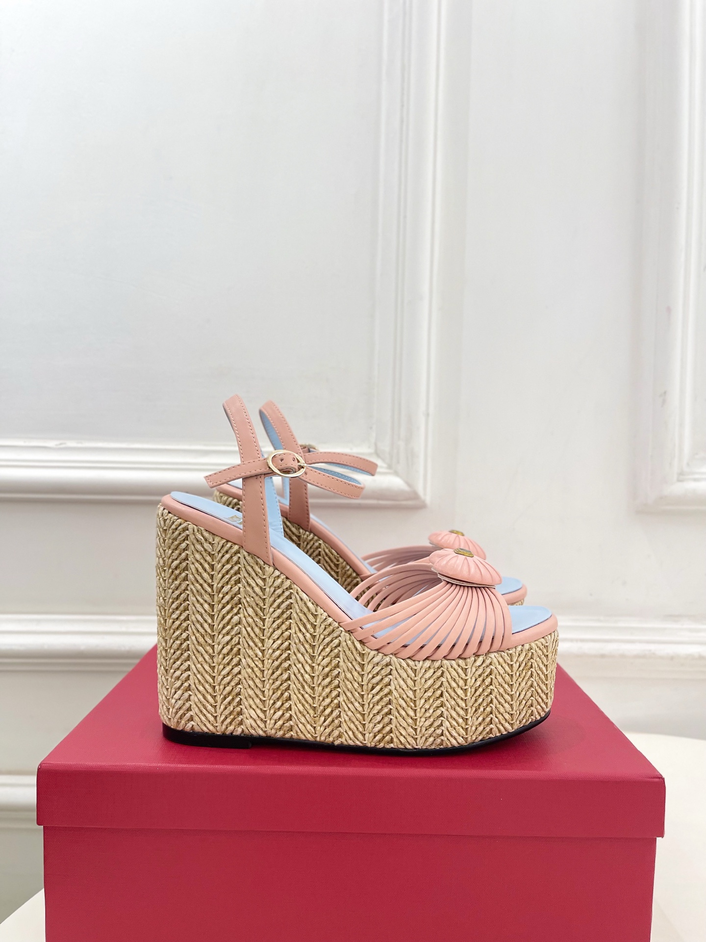 Valentino 华伦天奴 26𝐬𝐬 2026ss新品 VT爱心扣细带坡跟厚底凉鞋 上新☑️ ———————————— Valentino 华伦天奴 26𝐬𝐬 2026ss新品 VT爱心扣细带坡跟厚底凉鞋 上新☑️ ————————————
