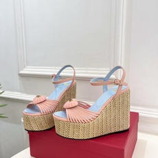 Valentino 华伦天奴 26𝐬𝐬 2026ss新品 VT爱心扣细带坡跟厚底凉鞋 上新☑️ ———————————— Valentino 华伦天奴 26𝐬𝐬 2026ss新品 VT爱心扣细带坡跟厚底凉鞋 上新☑️ ————————————