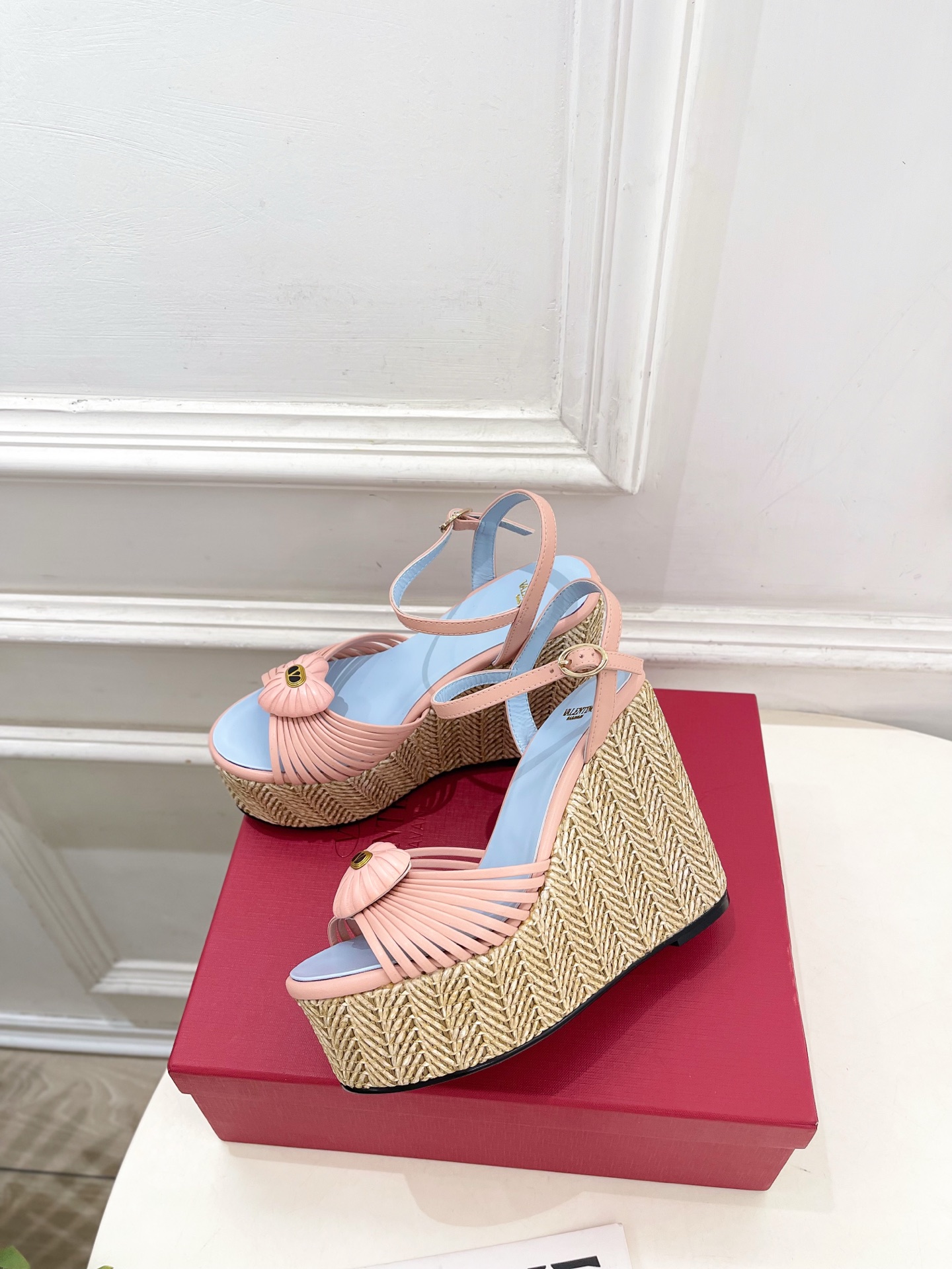 Valentino 华伦天奴 26𝐬𝐬 2026ss新品 VT爱心扣细带坡跟厚底凉鞋 上新☑️ ———————————— Valentino 华伦天奴 26𝐬𝐬 2026ss新品 VT爱心扣细带坡跟厚底凉鞋 上新☑️ ————————————