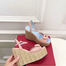 Valentino 华伦天奴 26𝐬𝐬 2026ss新品 VT爱心扣细带坡跟厚底凉鞋 上新☑️ ———————————— Valentino 华伦天奴 26𝐬𝐬 2026ss新品 VT爱心扣细带坡跟厚底凉鞋 上新☑️ ————————————