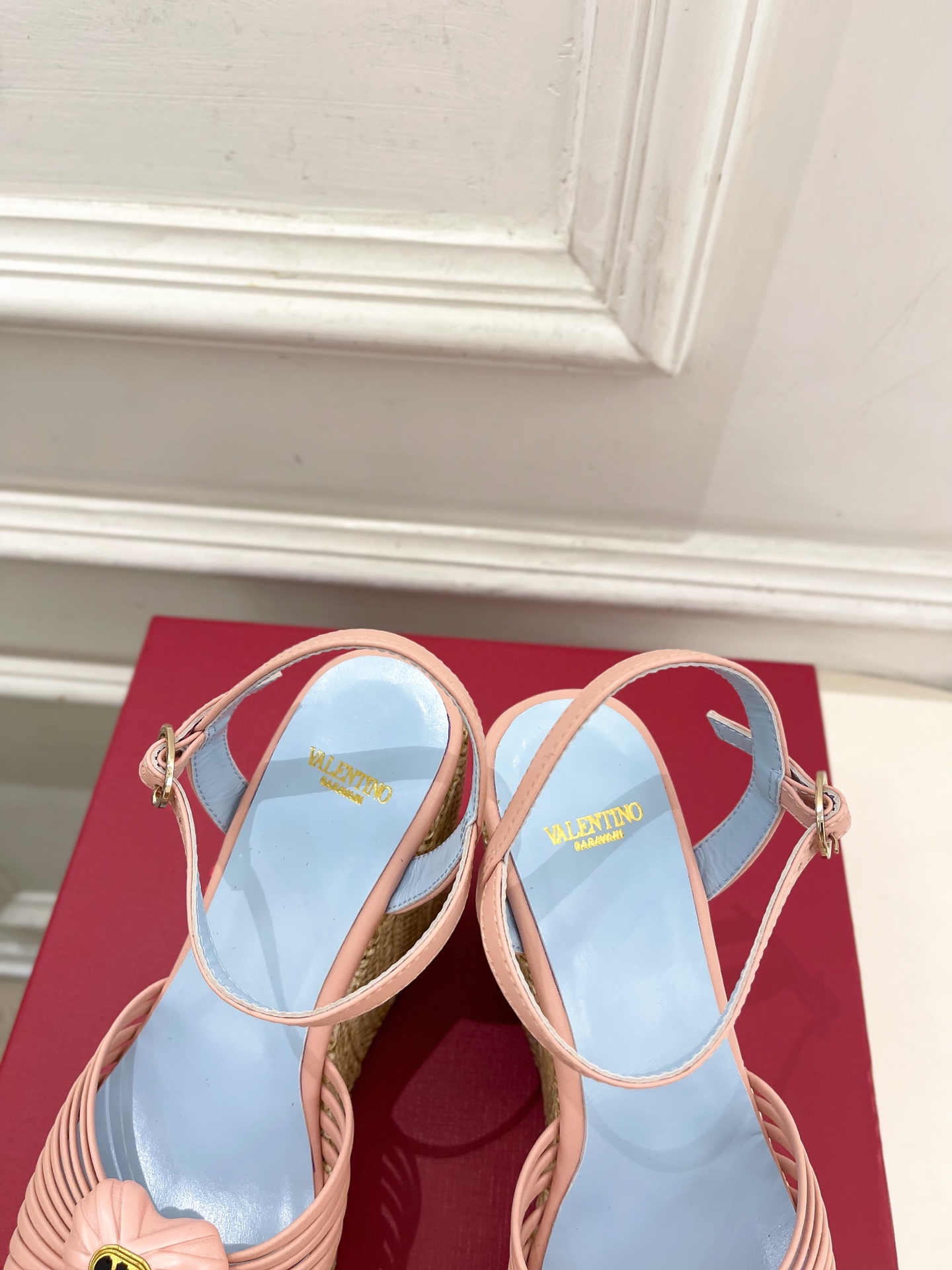 Valentino 华伦天奴 26𝐬𝐬 2026ss新品 VT爱心扣细带坡跟厚底凉鞋 上新☑️ ———————————— Valentino 华伦天奴 26𝐬𝐬 2026ss新品 VT爱心扣细带坡跟厚底凉鞋 上新☑️ ————————————