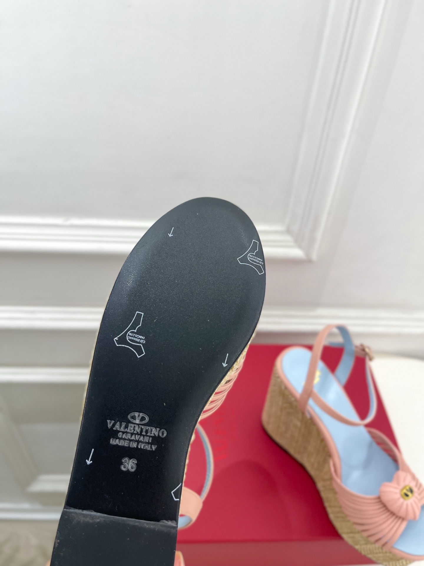Valentino 华伦天奴 26𝐬𝐬 2026ss新品 VT爱心扣细带坡跟厚底凉鞋 上新☑️ ———————————— Valentino 华伦天奴 26𝐬𝐬 2026ss新品 VT爱心扣细带坡跟厚底凉鞋 上新☑️ ————————————