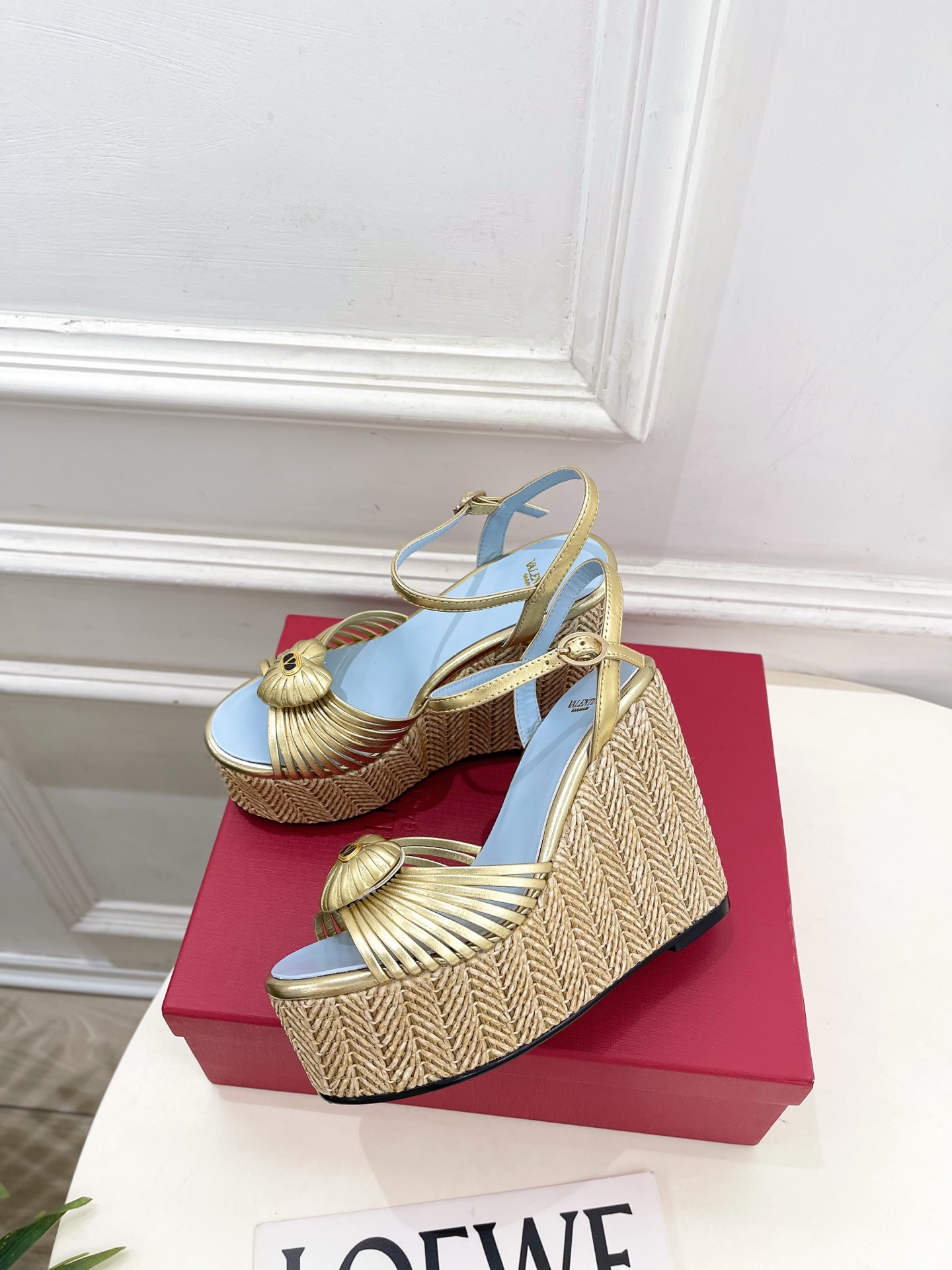 Valentino 华伦天奴 26𝐬𝐬 2026ss新品 VT爱心扣细带坡跟厚底凉鞋 上新☑️ ———————————— Valentino 华伦天奴 26𝐬𝐬 2026ss新品 VT爱心扣细带坡跟厚底凉鞋 上新☑️ ————————————