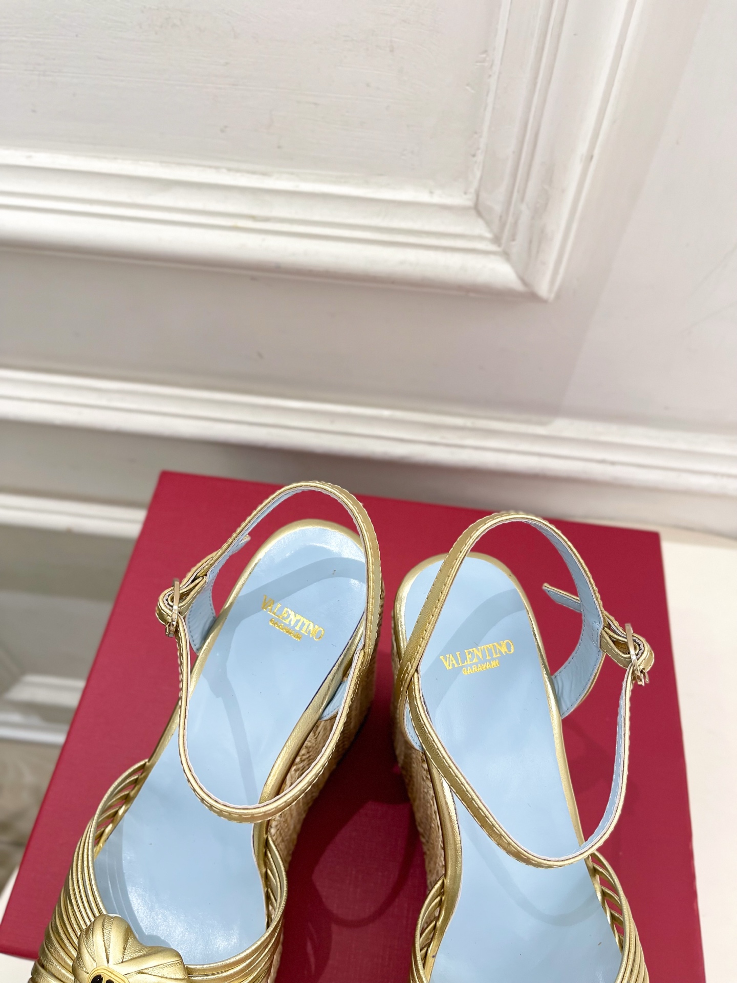 Valentino 华伦天奴 26𝐬𝐬 2026ss新品 VT爱心扣细带坡跟厚底凉鞋 上新☑️ ———————————— Valentino 华伦天奴 26𝐬𝐬 2026ss新品 VT爱心扣细带坡跟厚底凉鞋 上新☑️ ————————————
