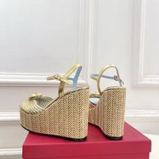 Valentino 华伦天奴 26𝐬𝐬 2026ss新品 VT爱心扣细带坡跟厚底凉鞋 上新☑️ ———————————— Valentino 华伦天奴 26𝐬𝐬 2026ss新品 VT爱心扣细带坡跟厚底凉鞋 上新☑️ ————————————