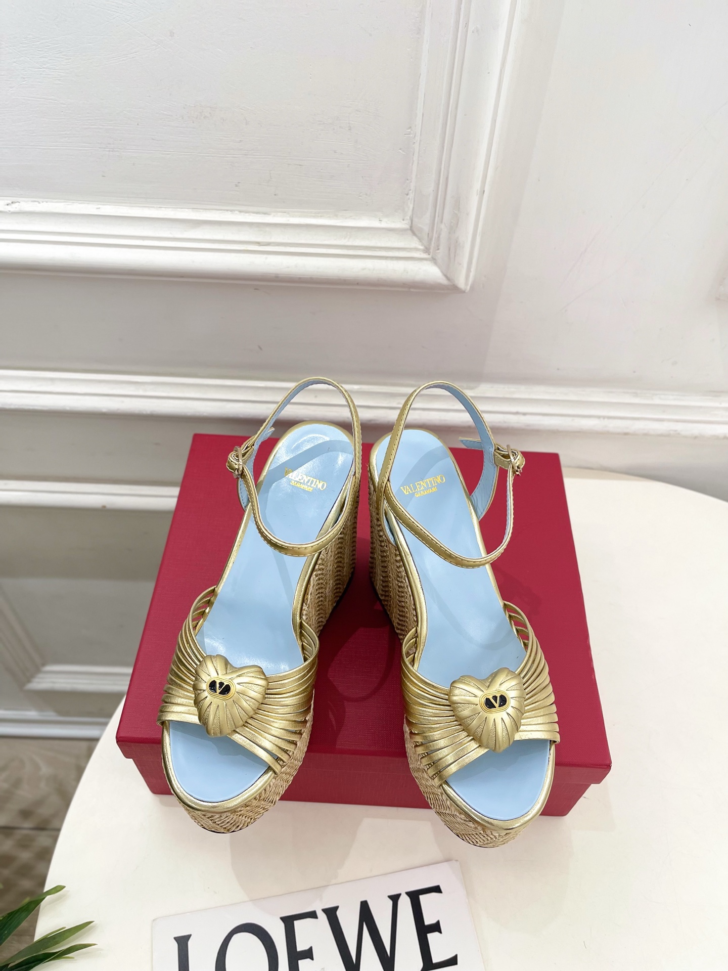 Valentino 华伦天奴 26𝐬𝐬 2026ss新品 VT爱心扣细带坡跟厚底凉鞋 上新☑️ ———————————— Valentino 华伦天奴 26𝐬𝐬 2026ss新品 VT爱心扣细带坡跟厚底凉鞋 上新☑️ ————————————